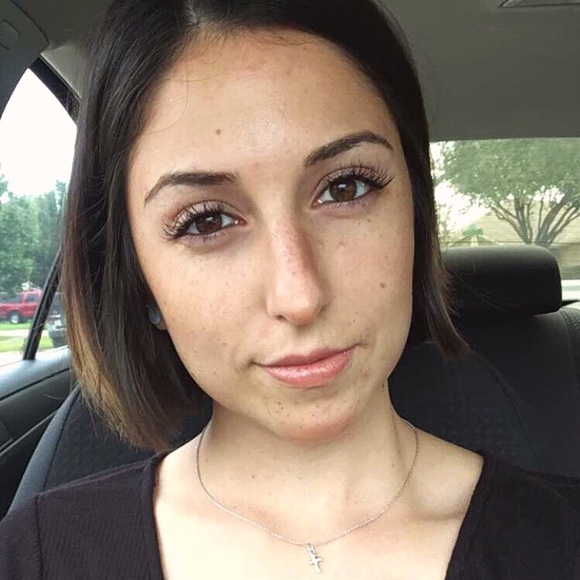 Meet your Posher, Alyssa - Picture 5 of 6